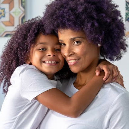 Consejos para mantener el cabello rizado infantil hidratado y suave - Curly Stop